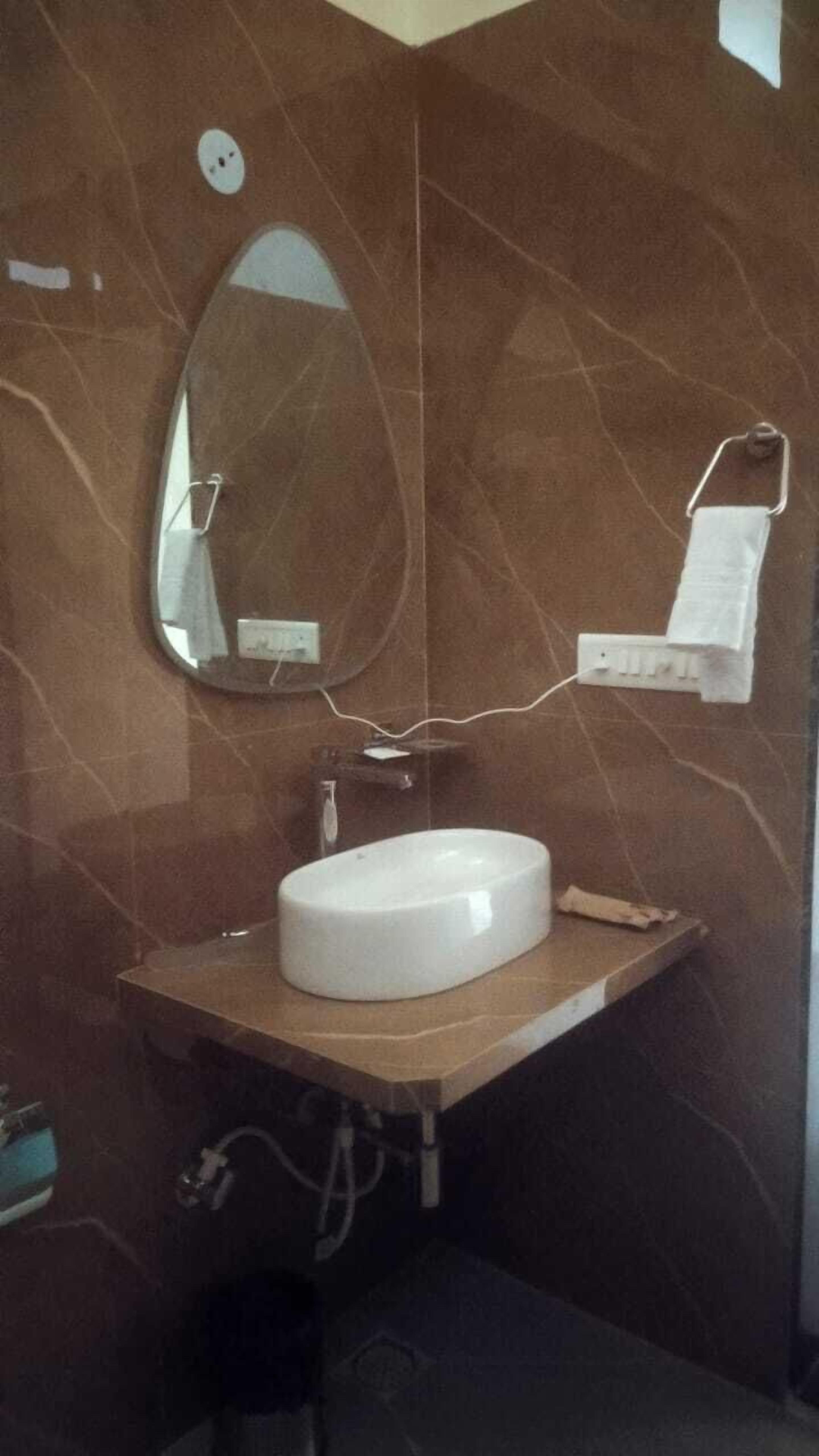 Deluxe Room | Bathroom | Shower, free toiletries, towels, soap