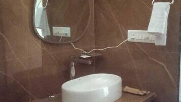 Deluxe Room | Bathroom | Shower, free toiletries, towels, soap