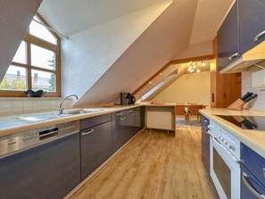 Réfrigérateur, four à micro-ondes, un four, surface de cuisson