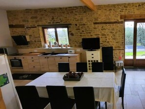 Réfrigérateur, four à micro-ondes, un four, surface de cuisson