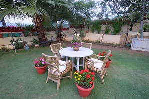 Outdoor dining - The Secret Villa (Udaipur)