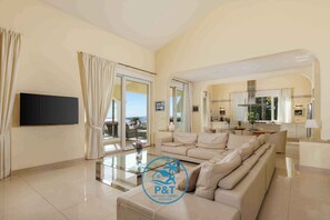 TV, fireplace - Holiday home with pool and sea view (Poljane)