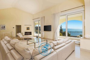 TV, fireplace - Holiday home with pool and sea view (Poljane)