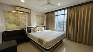 Executive Double Room | Desk, laptop workspace, iron/ironing board, free WiFi