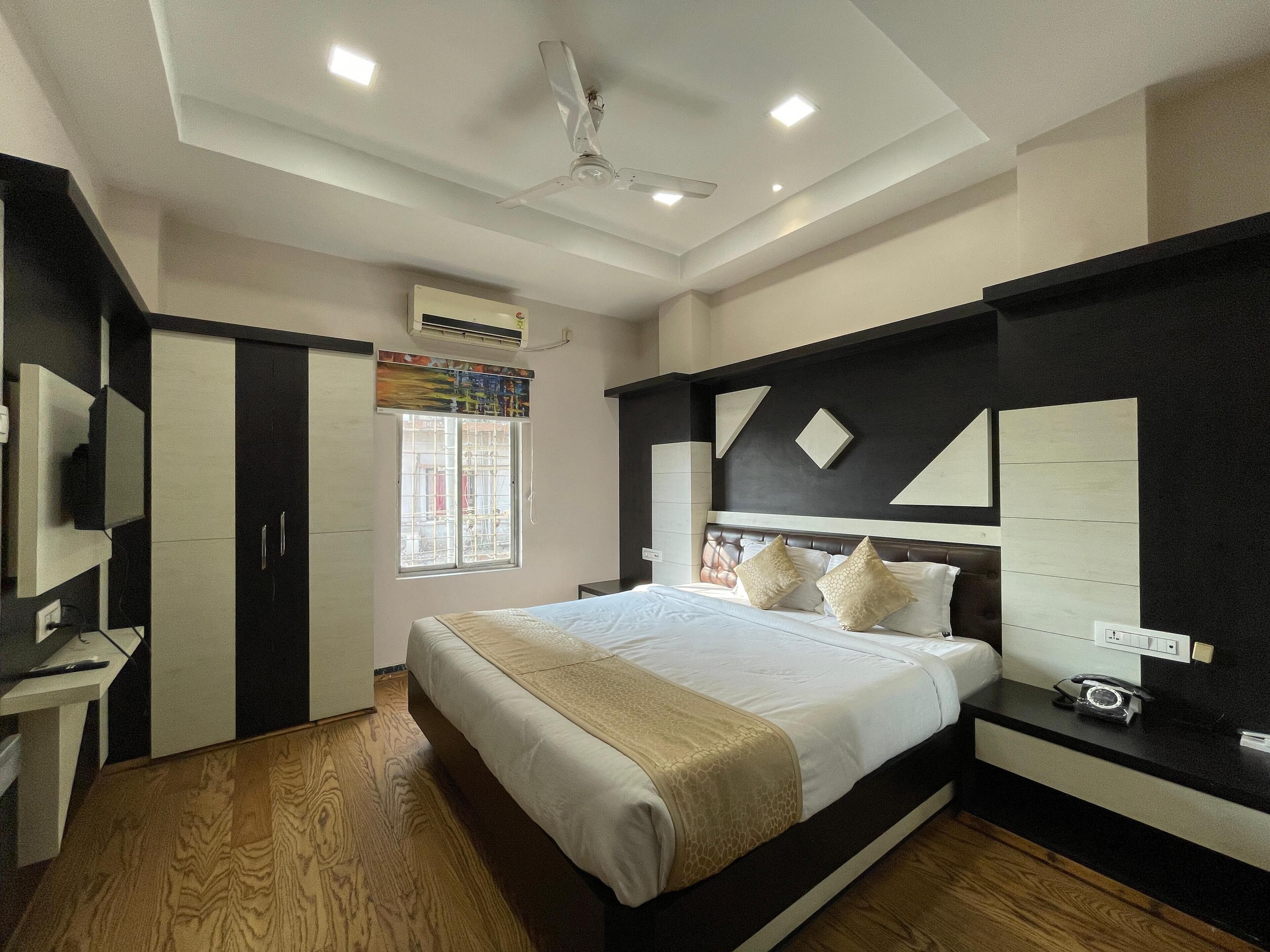 Suite, vista a la ciudad | Escritorio y espacio para trabajar con laptop 