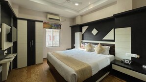 Ein Schlafzimmer mit Bett, Nachttischen, einem Kleiderschrank, einem Deckenventilator und einem Fenster mit Blick nach draußen.