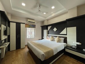 Suite, vista a la ciudad | Escritorio y espacio para trabajar con laptop