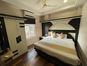 Suite, City View | Desk, laptop workspace, iron/ironing board, free WiFi