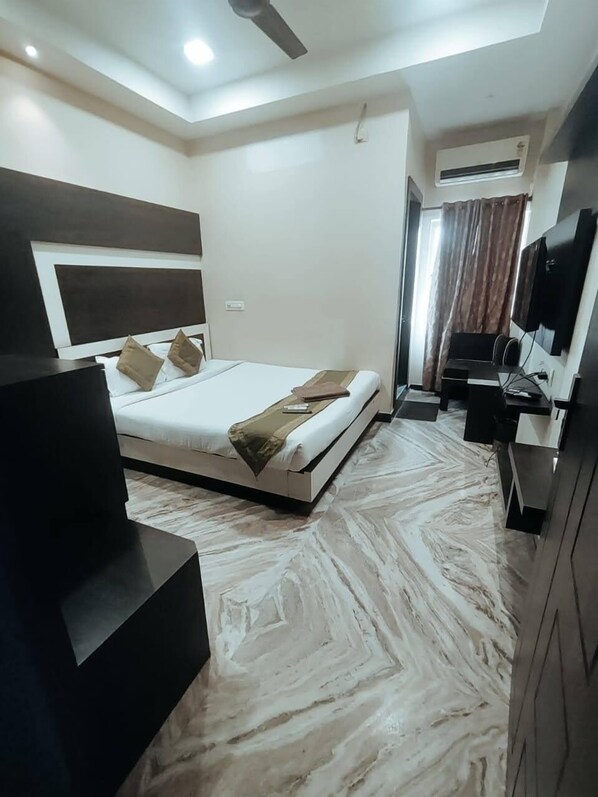 Deluxe Double Room, City View | Desk, laptop workspace, iron/ironing board, free WiFi