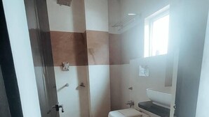 Ein Badezimmer mit Dusche, Toilette und Waschbecken.
