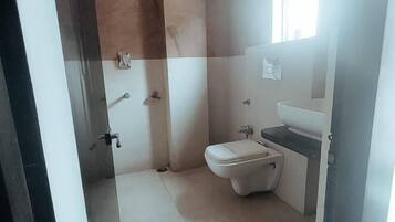 Ducha, pantuflas, toallas, jabón