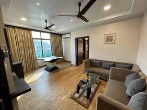 Suite, City View | Living area