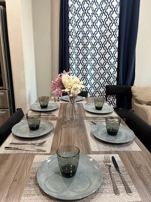 Dining - Spacious 4-bedroom house in charming Newark with AC (Newark)