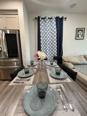 Dining - Spacious 4-bedroom house in charming Newark with AC (Newark)