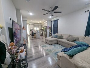 Living area - Spacious 4-bedroom house in charming Newark with AC (Newark)