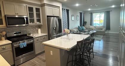 Spacious 4-bedroom house in charming Newark with AC