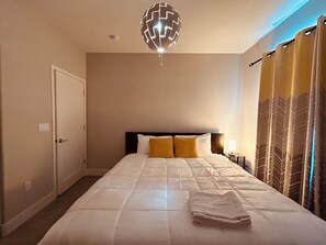 Tabla de planchar con plancha, wifi y ropa de cama