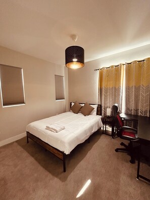 Iron/ironing board, WiFi, bed sheets - Spacious 4-bedroom house in charming Newark with AC (Newark)