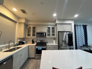 Private kitchen - Spacious 4-bedroom house in charming Newark with AC (Newark)