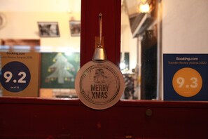 Vista frontal de la propiedad