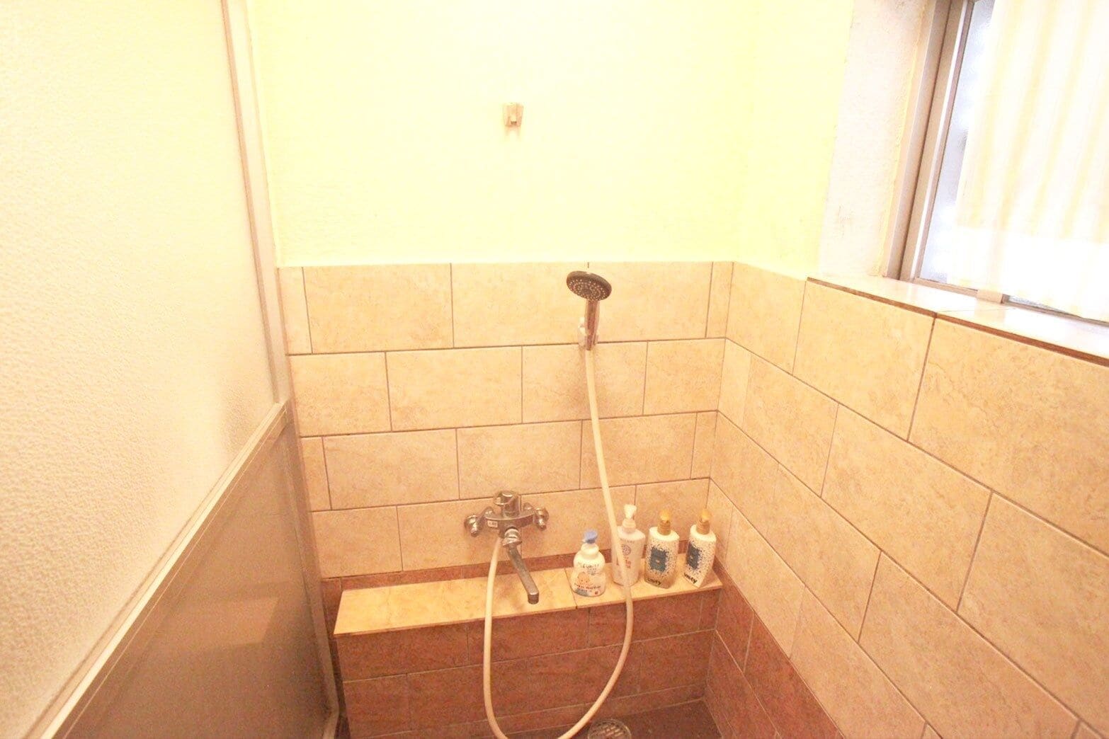 Ducha, secador de pelo, zapatillas y toallas