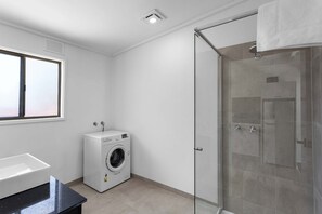 Shower, hair dryer, towels, shampoo - Idyllic Retreat Phillip Island | 900m to Beach (Cape Woolamai)