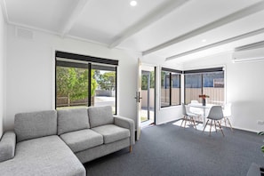 TV, offices - Idyllic Retreat Phillip Island | 900m to Beach (Cape Woolamai)