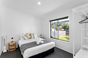 2 bedrooms, iron/ironing board, travel cot, WiFi - Idyllic Retreat Phillip Island | 900m to Beach (Cape Woolamai)