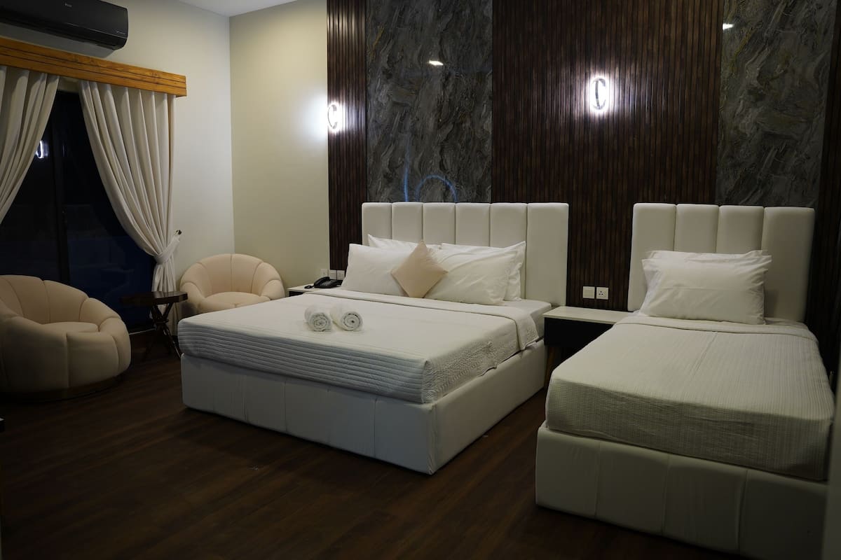 Classic Triple Room | Minibar, free WiFi, bed sheets