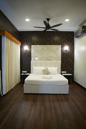 Minibar, free WiFi, bed sheets