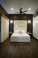 迷你吧、免费 WiFi、床单