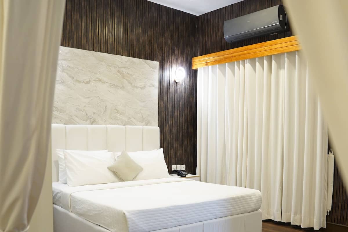 Executive Suite | Minibar, free WiFi, bed sheets