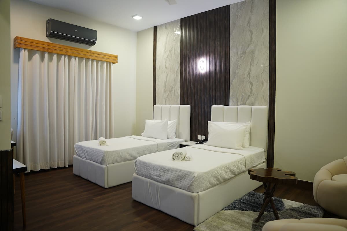 Deluxe Twin Room | Minibar, free WiFi, bed sheets