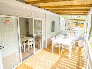 Outdoor dining - Beautiful apartment in villa for 6 people with WIFI, A/C, pool, terrace and pets allowed (Peschiera Del Garda)