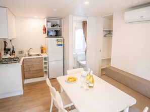 Microwave, high chair - Cosy apartment in villa for 6 guests with A/C, pool, WIFI, terrace and pets allowed (Peschiera Del Garda)