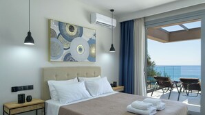 Una camera da letto con un letto, un'ampia finestra e vista sul mare.