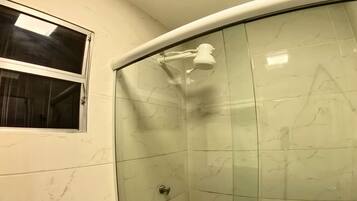 Hårtørrer, bidet, håndklæder, Sæbe