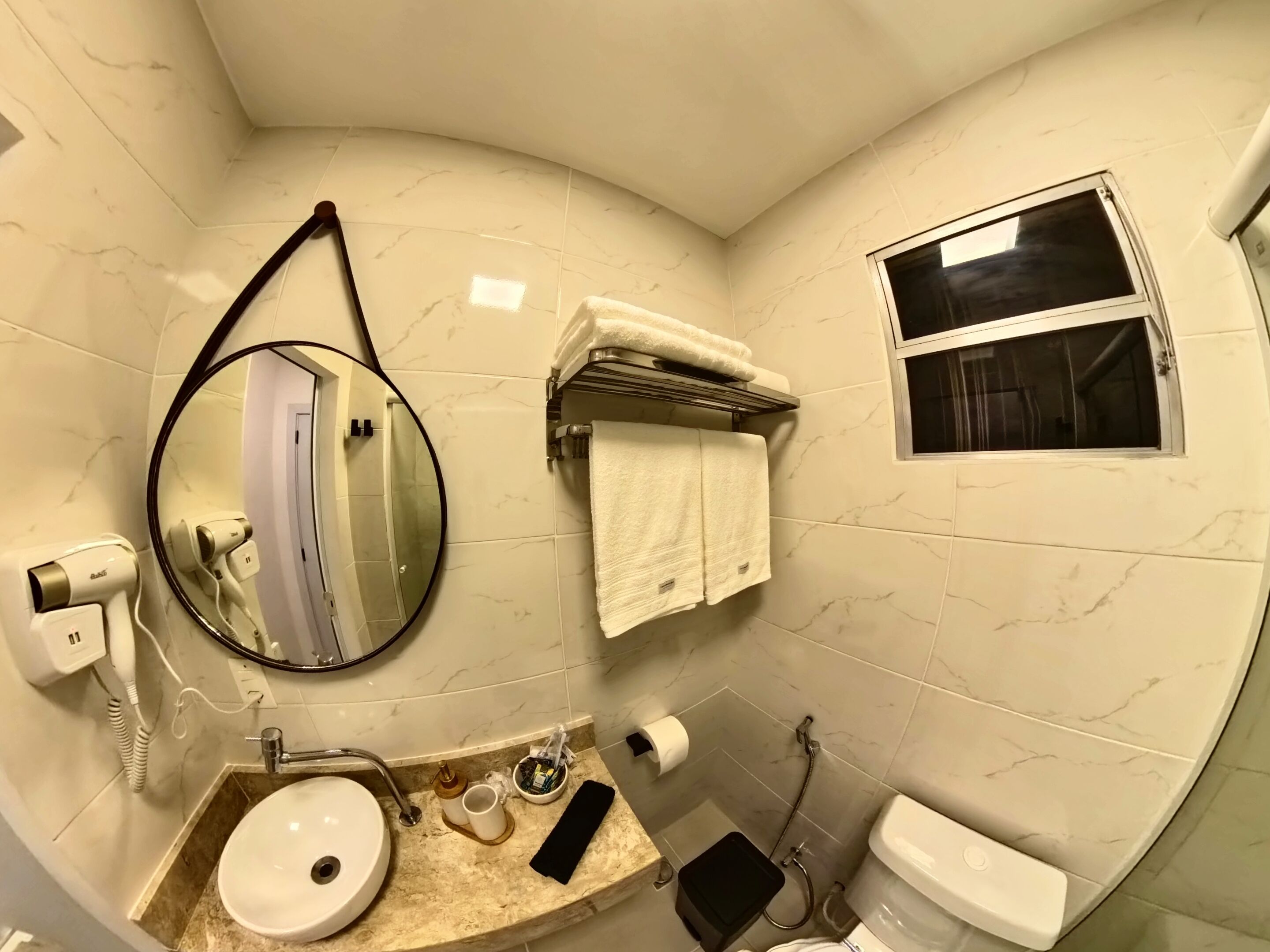 Secadora de cabello, bidet, toallas, jabón 