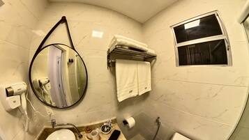 Secadora de cabello, bidet, toallas, jabón