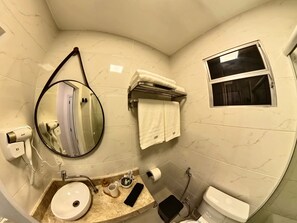 Secadora de cabello, bidet, toallas, jabón