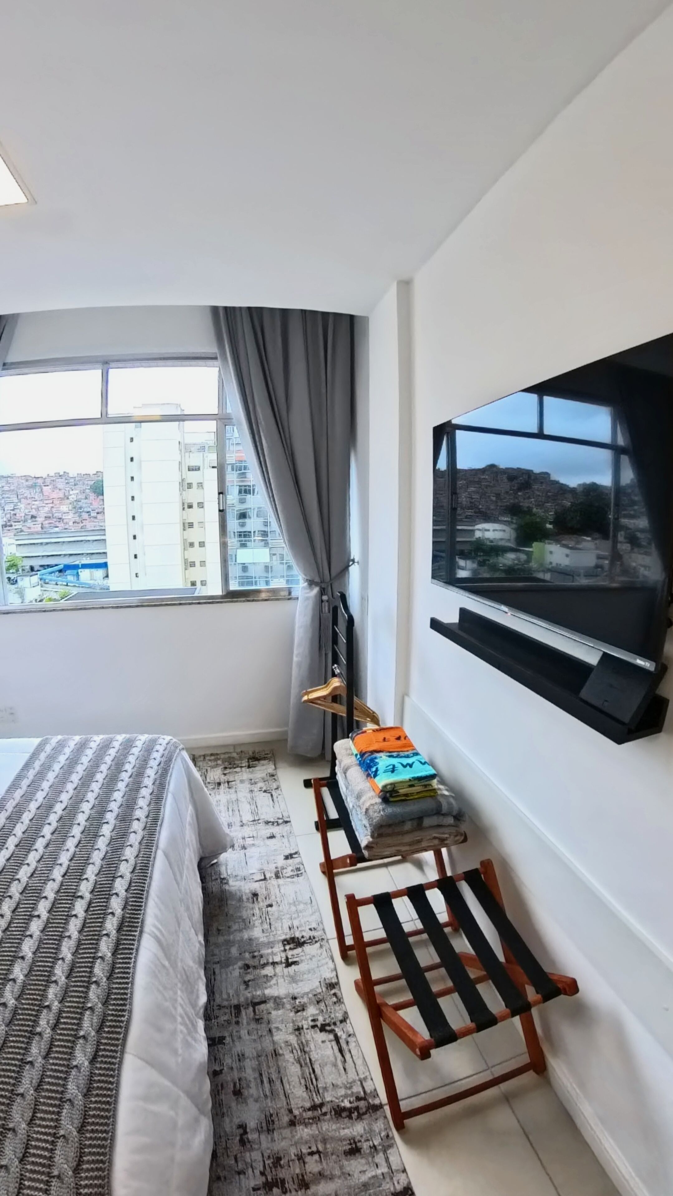 1 habitación, escritorio, tabla de planchar con plancha y cuna de viaje 