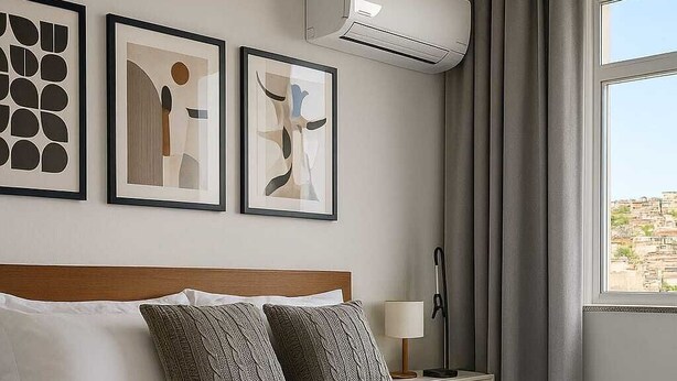 A hotel room with a large bed, a bedside table with a lamp, and a window with curtains. - Studio Safe & Modern • 5 min Ferry to Rio• 1Gbps Wi-Fi • Pet & Kid-Friendly (Niterói)