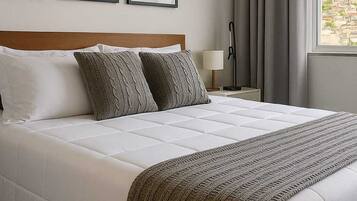 1 habitación, escritorio, tabla de planchar con plancha y cuna de viaje