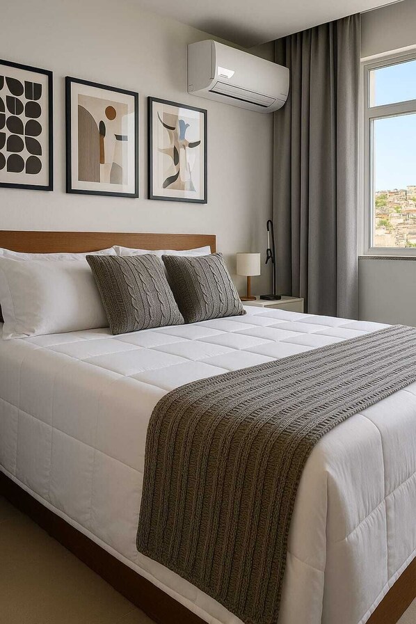 1 habitación, escritorio, tabla de planchar con plancha y cuna de viaje