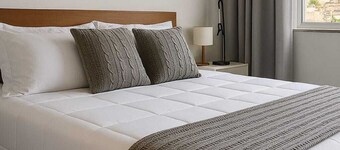 Studio Safe & Modern • 5 min Ferry to Rio• 1Gbps Wi-Fi • Pet & Kid-Friendly