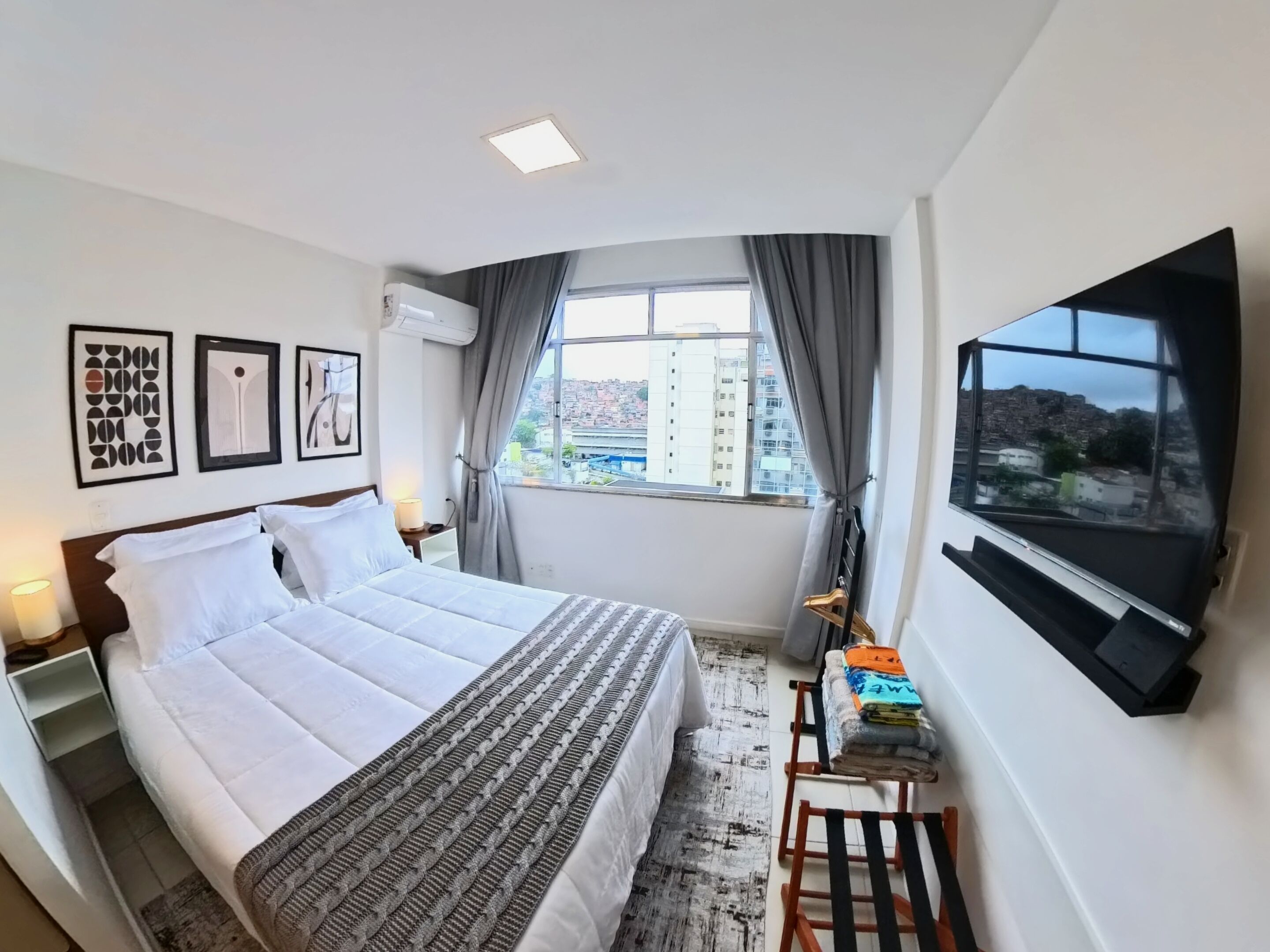 1 habitación, escritorio, tabla de planchar con plancha y cuna de viaje 