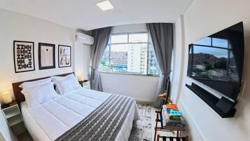 1 habitación, escritorio, tabla de planchar con plancha y cuna de viaje