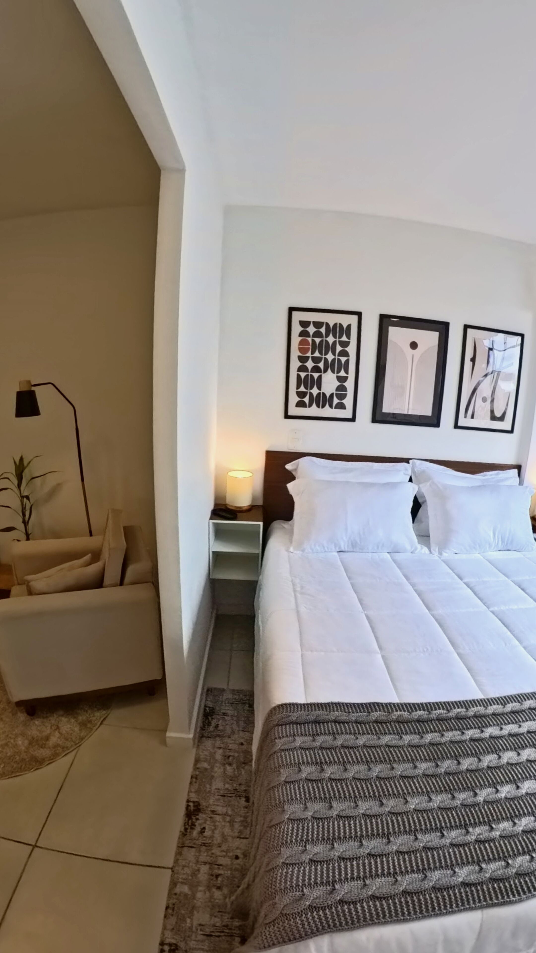 1 habitación, escritorio, tabla de planchar con plancha y cuna de viaje 