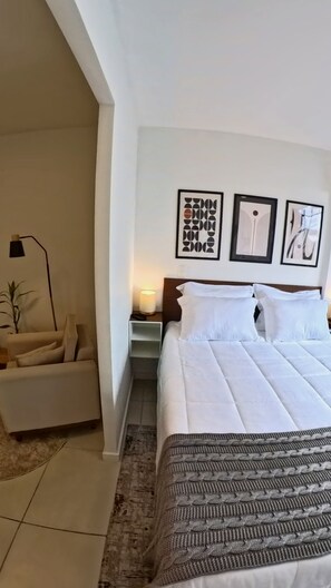 1 habitación, escritorio, tabla de planchar con plancha y cuna de viaje