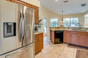 ثلاجة، ميكروويف، موقد طهي مسطح، غسالة أطباق